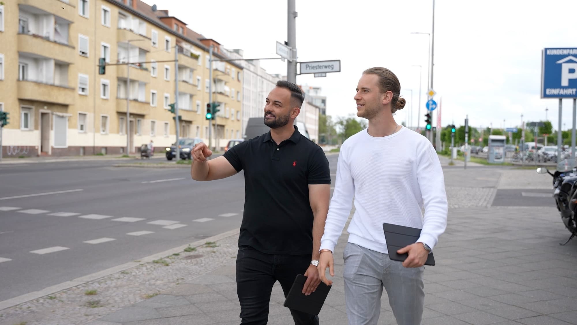 Jan Bendel und sein Agenturleiter unterwegs im Gebiet